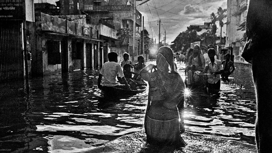 Shahidul Alam Bangladesh Wading down a street near Kamlapur railway station 1988jpg