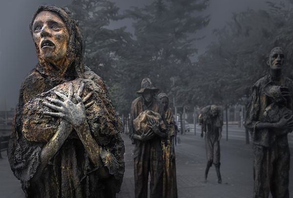 Famine Memorial sculpture on Custom House Quay 